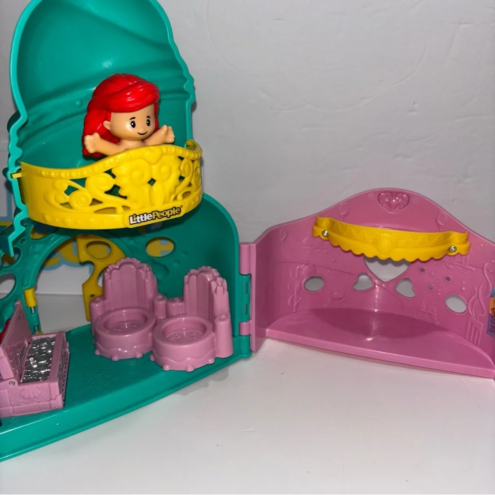 Fisher-Price Little People Disney Ariel Undersea Castle Playset Ariel’s Grotto - Picture 10 of 13